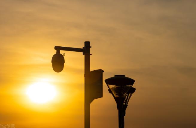 陽(yáng)光下的監(jiān)控?cái)z像頭