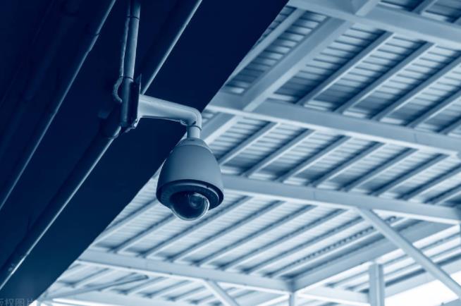 夜間的監(jiān)控?cái)z像頭